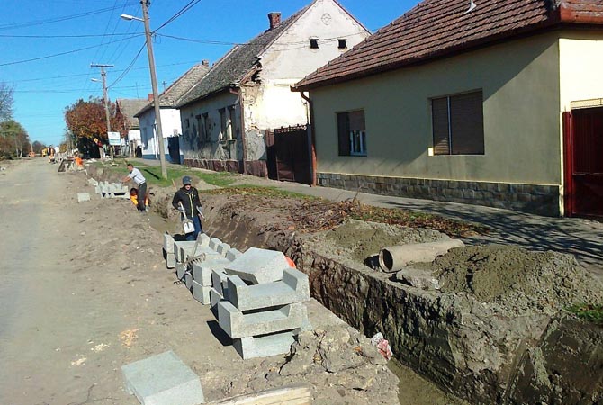 Esővizes csatornáka Polit utcában 2015. november 10.